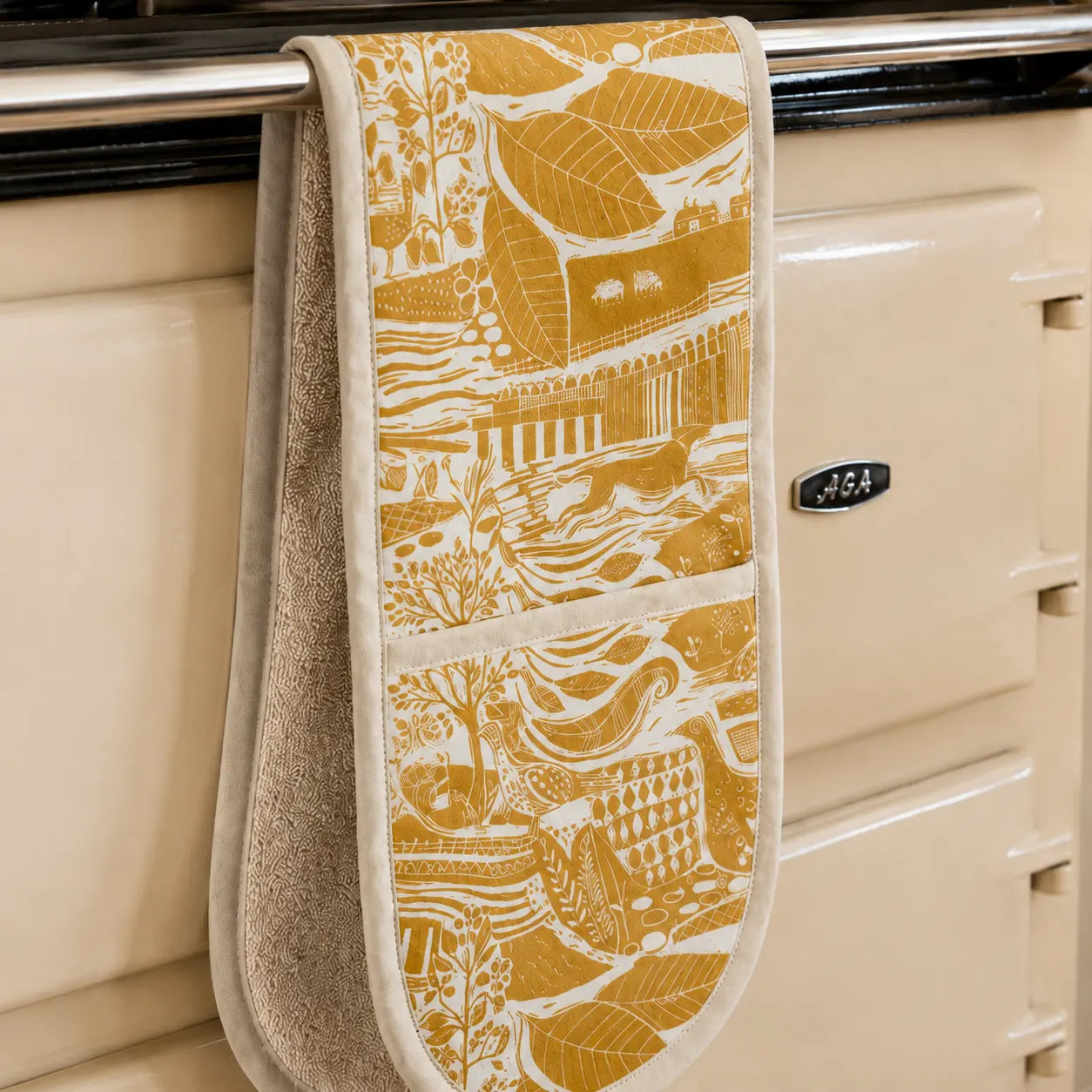 Sam Wilson Through The Fields Ochre Oven Gloves - Zoomed