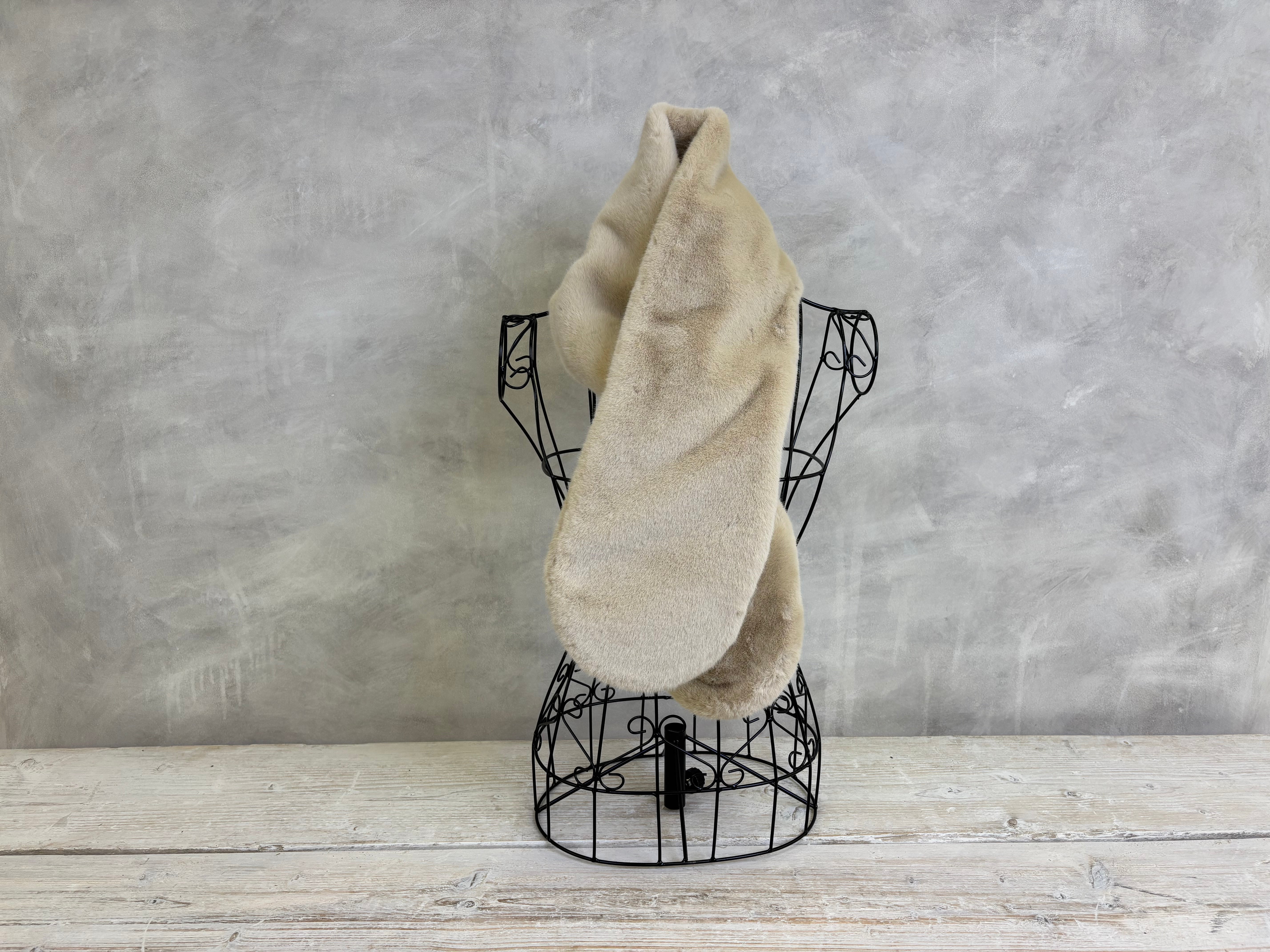 Flat Fur Scarf - Labrador