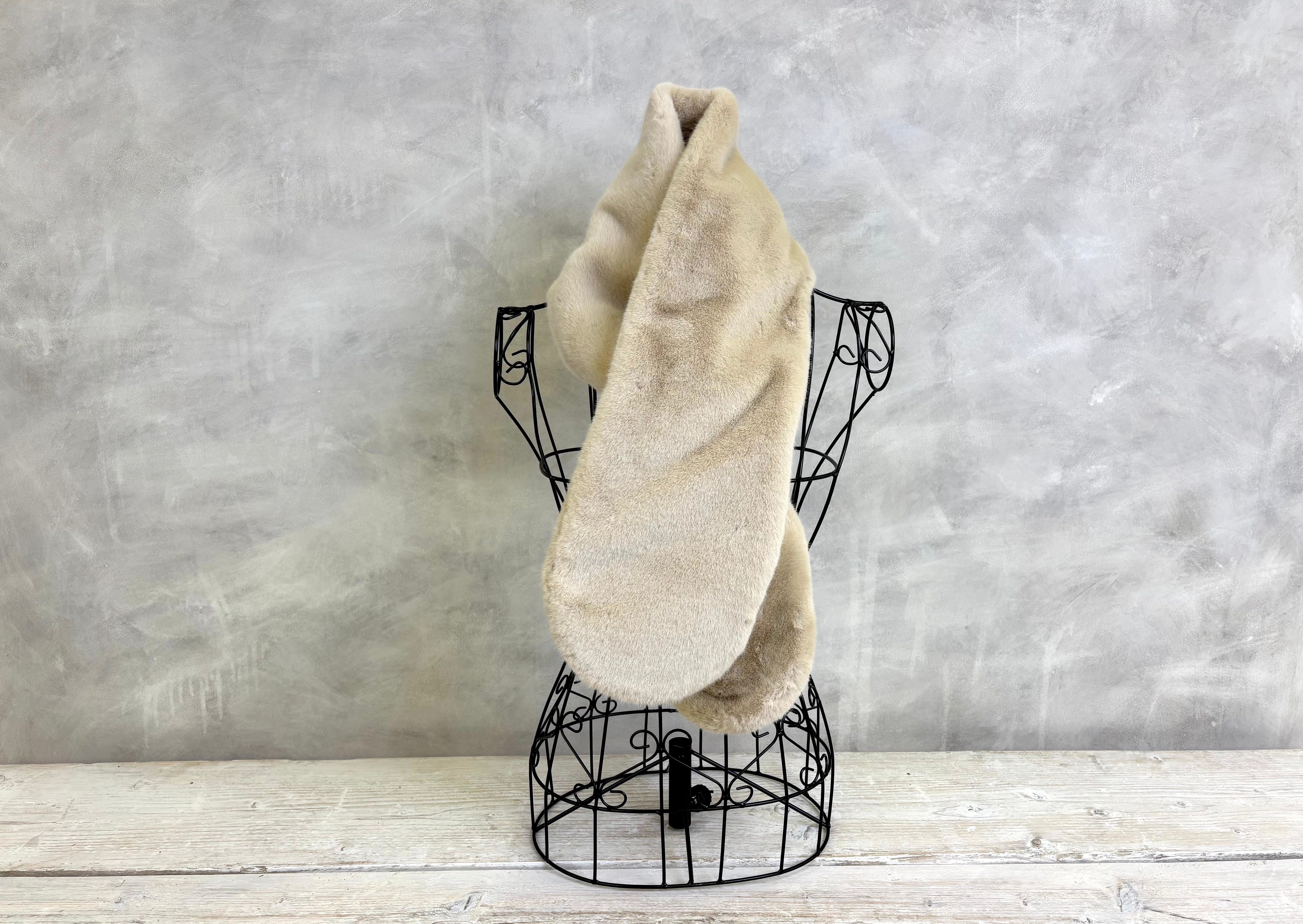 Flat Fur Scarf - Labrador