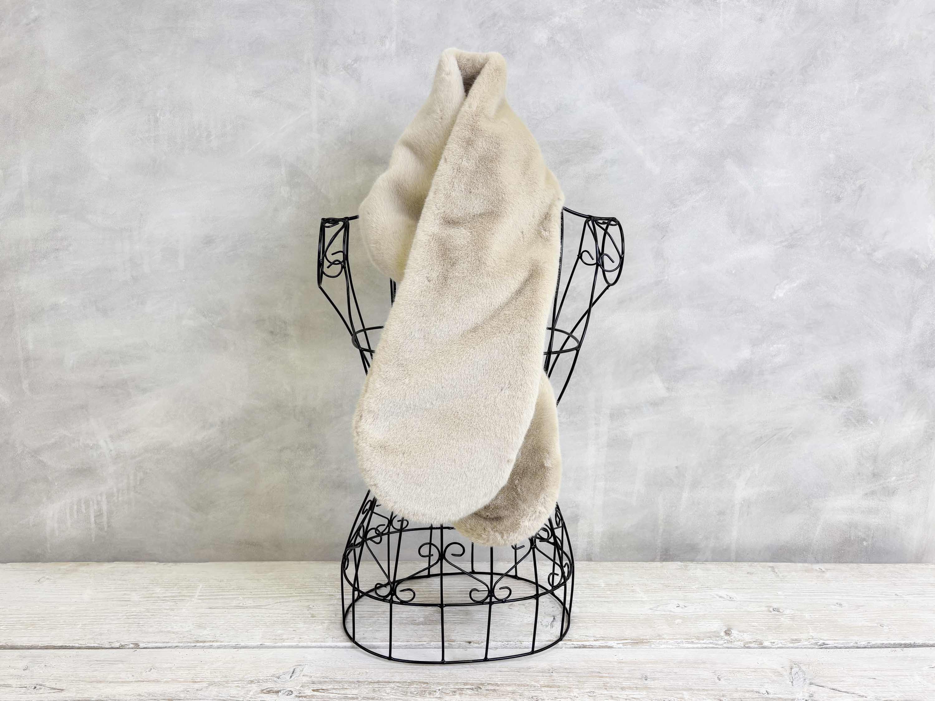 Flat Fur Scarf - Labrador