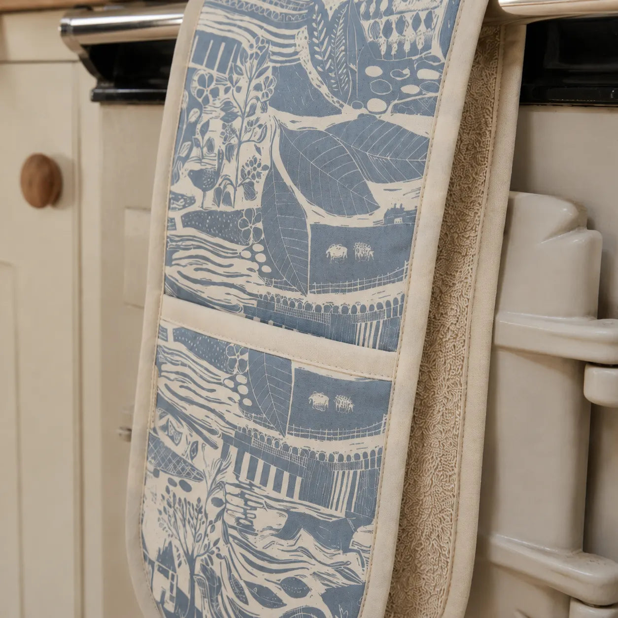 Sam Wilson Through The Fields Duck Egg Blue Oven Gloves - Zoomed