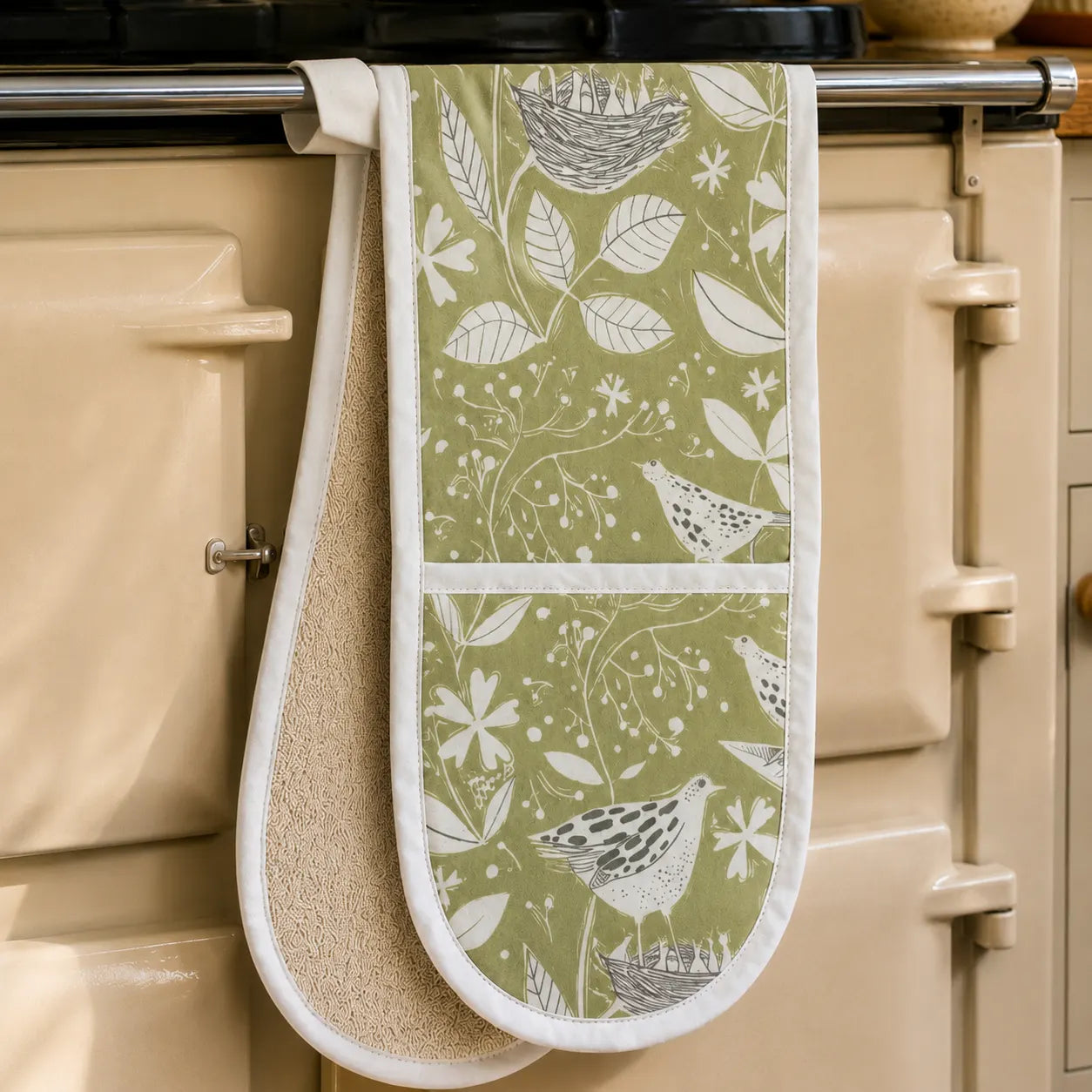 Sam Wilson Hedgerow Oven Gloves - Zoomed